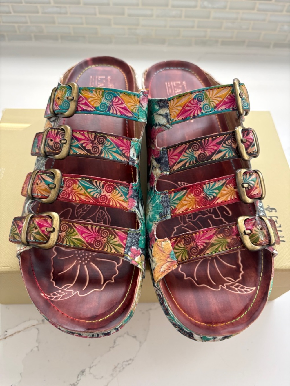 Women’s L’Artiste Brown multi colored slip on strappy sandals. Size 9.5/10
$40